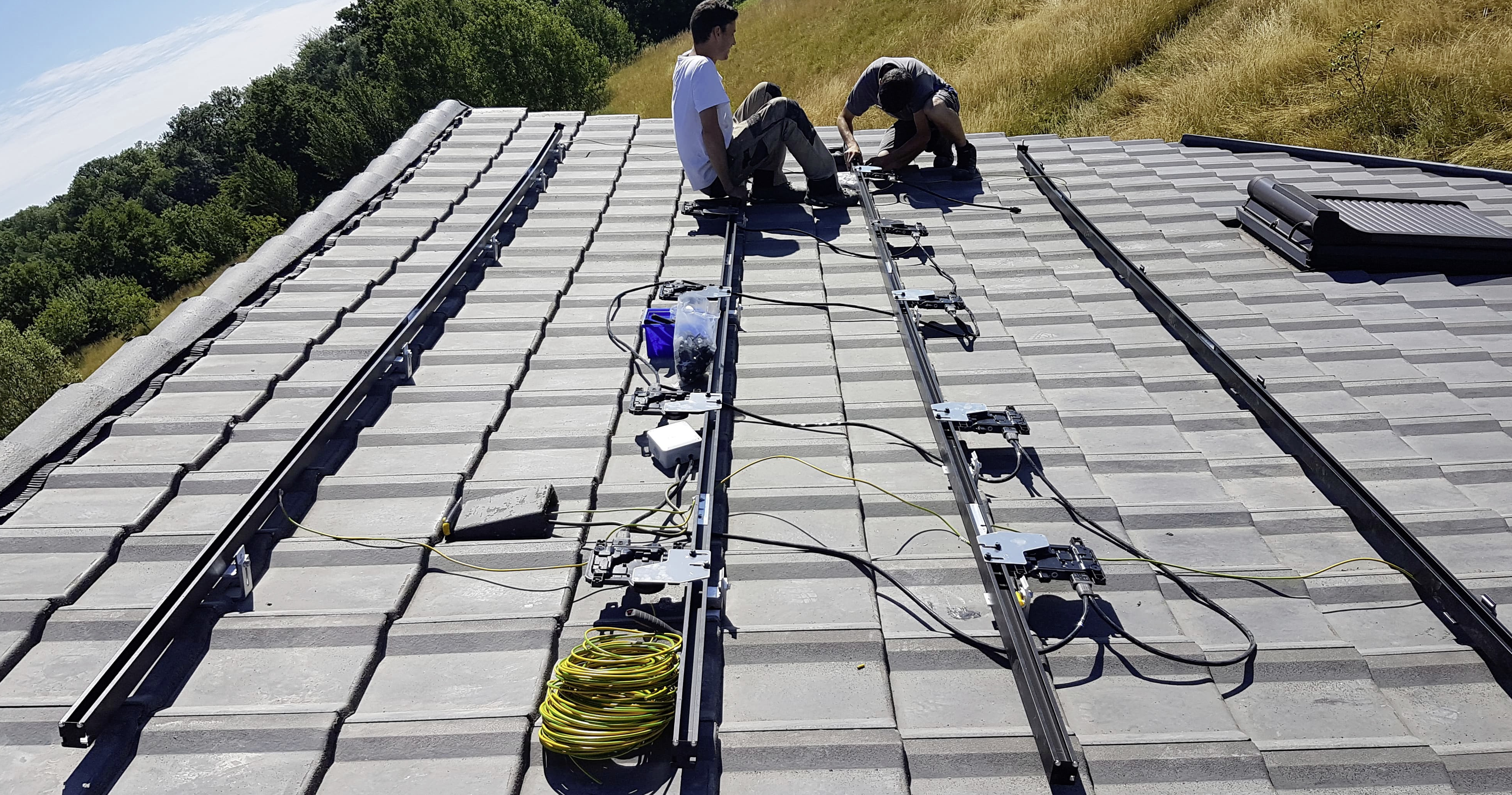 Pendant l'installation des panneaux photovoltaïques sur le toit de la maison.