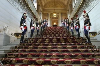 Le Sénat accueille Alexandre Dumas à l’occasion du transfert de ses cendres au Panthéon. Cette cérémonie intervient après la célébration en France du bicentenaire de la naissance de Victor Hugo, en février, et d' Alexandre Dumas, en juillet. Après avoir quitté Villers-Cotterêts (Aisne), où est né Alexandre Dumas, puis le château de Monte-Cristo à Port-Marly (Yvelines), le cercueil de l'écrivain est accueilli dans la cour d'honneur du Sénat, où sera rendu dans l'après-midi, l'hommage de la Haute-Assemblée à l'écrivain, en présence d'élus et de représentants de l'Outre-mer.
bo
 
