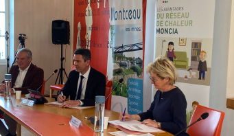 La maire de Montceau-les-Mines et le président de Moncia signant le verdissement du réseau de chaleur de l'hôpital.