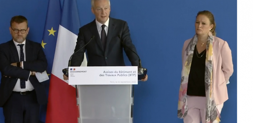 Bruno Le Maire, ministre de l’Economie, des Finances et de la Souveraineté industrielle et numérique, Olivia Grégoire, ministre déléguée chargée des Petites et Moyennes Entreprises, du Commerce, de l'Artisanat et du Tourisme, et Olivier Klein, ministre délégué chargé de la Ville et du Logement, ont annoncé, jeudi 22 septembre, les 13 premières mesures issues des travaux des Assises du bâtiment et des travaux publics.