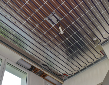 Plafond chauffant-rafraîchissant dans les chambres et salles d’eau attenantes.