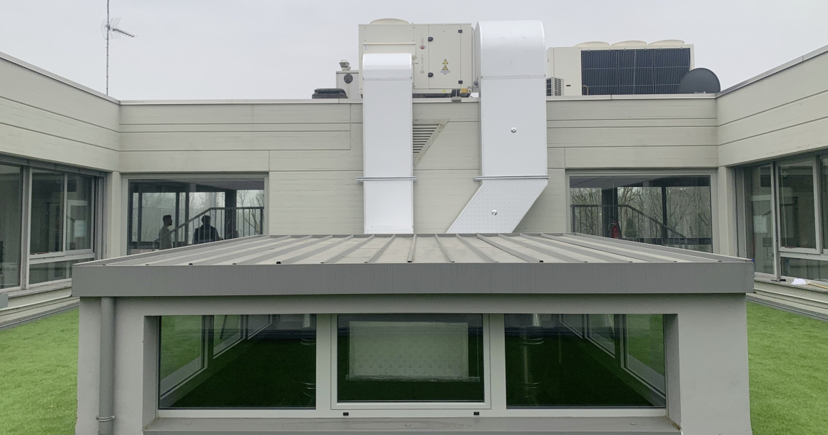 L'entreprise vénitienne a installé deux PAC air/eau à inverseur complet, une PAC pour eau chaude et une autre PAC sur le toit.