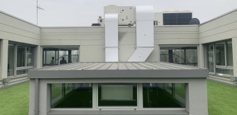 L'entreprise vénitienne a installé deux PAC air/eau à inverseur complet, une PAC pour eau chaude et une autre PAC sur le toit.