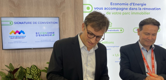 La signature de la convention par Eric Baudrillard, DG d’Économie d’Énergie, et Laurent Roux, président de l'URH,lors du salon H’Expo 2023.